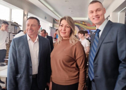 Депутаты Камышинской городской думы попозировали на ярмарке в ДК