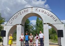 В Камышине ветераны строительной отрасли собрались в профессиональный праздник у символической арки