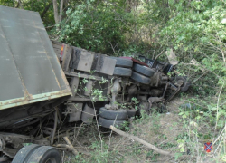 Водитель, перевернувшийся на КАМАЗе, попал в больницу города Камышина 