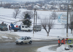 Ёлку в Камышине почему-то разбирают праздничным утром Крещения Господня, додумались! - камышанка