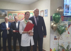 Глава Камышина Станислав Зинченко "нашелся" и появился на публике на торжествах в коммерческой поликлинике доктора Парамонова
