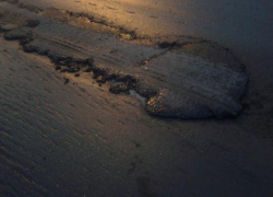 Федеральную трассу у Камышина залатали горячим асфальтом по мокрому покрытию