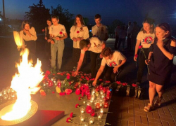 В Камышине на Братских захоронениях в канун Дня памяти и скорби зажгли десятки свечей