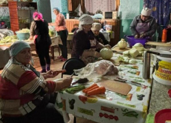 Домашние закрутки, квашеную капусту и огурцы отправляет "за ленточку" женская группа "За наших" из села Воднобуерачное Камышинского района