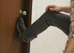 На два с половиной года суд отправил в колонию грабителей, выбивших дверь и избивших соседа в Камышине