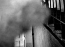 Едкий дым в подъезде после полуночи переполошил жильцов высотки на улице Ленина в Камышине