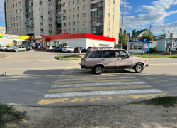 В Камышине водитель, недавно сбивший 12-летнего школьника, теперь снес маму и малыша на переходе