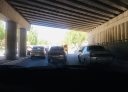 В Камышине в туннеле под путепроводом столкнулись три машины