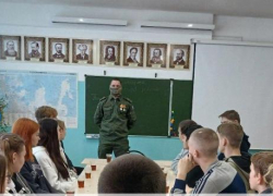 В сельскую школу пришел герой: в Камышинском районе ребята встретились с участником СВО