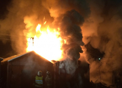 Пожарные спасли двух человек из двух вспыхнувших гаражей в Петровом Вале