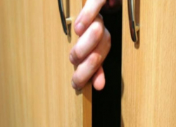 Преступника, избившего до смерти знакомого, оперативники обнаружили в шкафу в Камышине