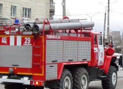 В Камышине вчера поздно вечером сгорел деревянный дом
