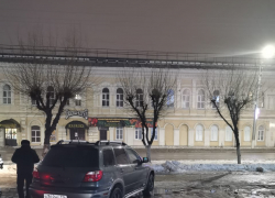 Полиция разыскивает "удальца", протаранившего MITSUBISHI Outlander на улице Пролетарской в Камышине и сбежавшего