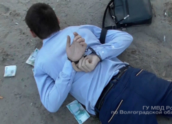 Торговца оружием положили лицом в асфальт в Камышине