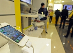 В Камышине с витрины магазина местный житель похитил сотовый телефон