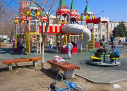 В Камышине у ДК "Текстильщик" ребенок сорвался с горки и получил серьезные травмы