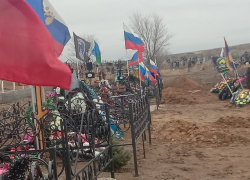 Родные погибших в СВО камышан приехали помянуть похороненных ребят и увидели, что после дождей могилы "плывут", нужно укреплять участок