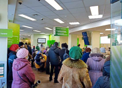 В начале месяца в филиалах Сбербанка в Камышине не удается избежать опасного скопления людей