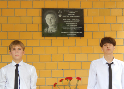 У входа в школу №19 в Камышине открыли памятную доску камышанину Максиму Ивченко, который учился здесь и героически погиб в спецоперации