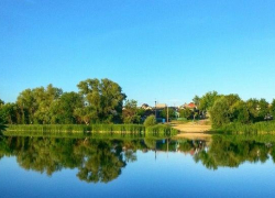 Девятиклассница на пляже озера отравилась самогоном