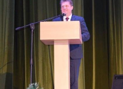 Станислав Зинченко взошел на сцену и огласил главные события года в Камышине: парк, сквер, набережная, дом для переселенцев из городских "трущоб"
