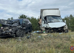 Из искореженного салона Hyundai медики забрали двух разбившихся в Камышинском районе пассажирок, в том числе девочку-подростка