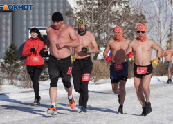 В Волгограде смельчаки включились в рождественский забег с голыми торсами при -15-ти