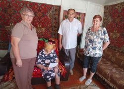 В маленьком селе Камышинского района поздравили со 100-летием бабушку-труженицу
