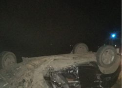 Пассажирка "Рено Дастера" скончалась на месте после того, как иномарка врезалась на трассе в грузовик, стоящий на дороге