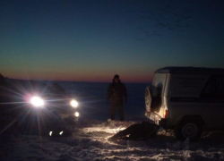 Из снежного плена волгоградские полицейские спасли путешественника, которого завел по короткому пути в сугробы навигатор (ВИДЕО)