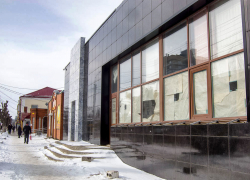 Если в центре города стоят здания с витринами, как в сарае, - это прежде всего говорит о наплевательстве властей, - камышанин