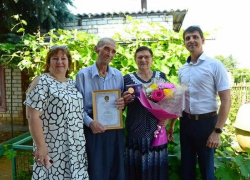 По какому случаю исполняющий обязанности главы Камышинского района Денис Панченко прибыл с подарками и медалью к супружеской чете Мамулиных
