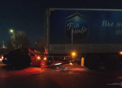 В Камышинском районе отечественная легковушка врезалась в КАМАЗ