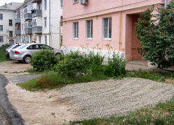 В Камышине господа с автомобилями так и пытаются "впарковаться" в наши окна! - камышанка
