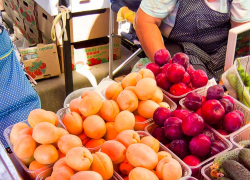 Камышинские рынки в разгар лета завалены абрикосами и нектаринами - но импортными