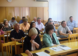 В Камышине чиновники и депутаты в этом году решили начать Арбузный фестиваль на площадке для цирков-шапито