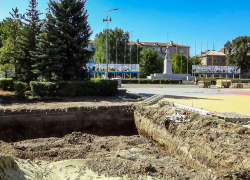 В Камышине на площади Павших борцов роют котлован под новый монумент, а рядом рассыпается "старый" (ВИДЕО)