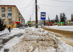В Камышине службы благоустройства расчистили центральные улицы после вьюги, внутриквартальные площадки -  пока "целина" (ВИДЕО)