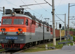 В Волгоградской области сошли с рельсов вагоны товарняка, из-за этого пассажирские поезда на Москву пустили в объезд