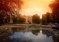 Не хотят ли в администрации Камышина подумать, как осушать лужи во дворах? - камышанка