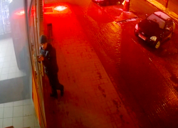 Непохмелившийся "налетчик" крушил двери в магазине, расчищая путь к пиву 