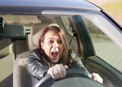 Дама-водитель при обгоне толкнула девушку-водителя и ее пассажира-парня в кювет