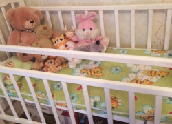 СК: нетрезвая мать легла спать, а утром на улице обнаружила мертвого сына-кроху