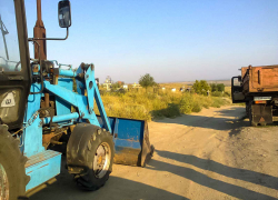 "Блокнот Камышина" зафиксировал, как муниципальное ритуальное предприятие Камышина решило немного убраться на кладбище