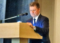 Отчет главы Камышина Станислава Зинченко предварил фильм о "точках роста" в городе: фонтан, тротуар, "умная" остановка - все, кажется...