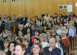 Администрация Камышина не собирается сокращать количество чиновников в 2017 году, но хотя бы клянется не увеличивать их число