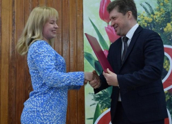 В Камышине глава Станислав Зинченко по поводу 8 марта устроил радостную фотосессию с избранными  женщинами 