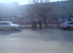 В Камышине в третьем микрорайоне на проезжей части "выпрыгнул" люк, в ДТП пострадали две машины