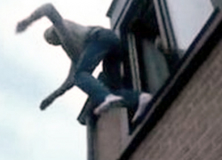 Мужчина летел из окна 4-го этажа, но остался жив, - "Блокнот Волжского"