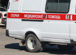 Парень на мопеде врубился в иномарку и размозжил себе голову